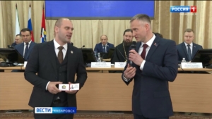 «Быть ближе к людям»: ветеран СВО получил удостоверение помощника депутата гордумы Хабаровска