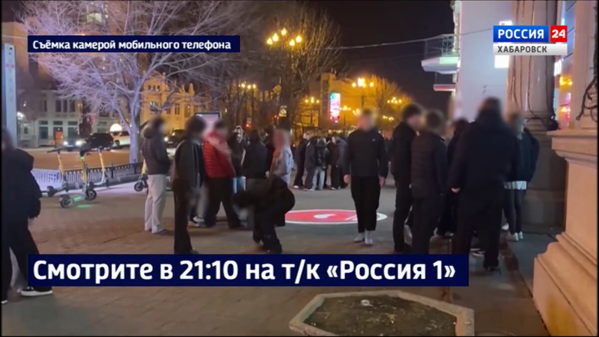 Смотрите в 21:10. Пьяные подростки на «красной линии» мешают прохожим и посетителям торгового центра