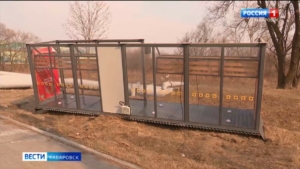 Ветром сдуло павильон для пассажиров общественного транспорта в Хабаровске, никто не пострадал