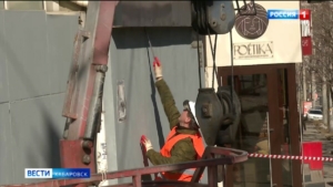 Дмитрий Демешин поручил избавить Хабаровск от незаконных вывесок в ближайшие две недели