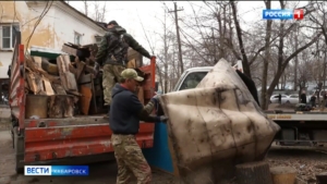 «Весь день возятся тут»: после визита губернатора во дворе ветерана войны начали активные работы