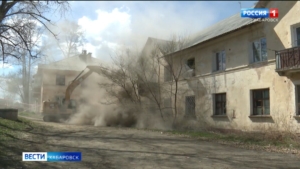 Ещё на один ветхий дом в Хабаровске стало меньше: на Нагорной снесли аварийную «сталинку»