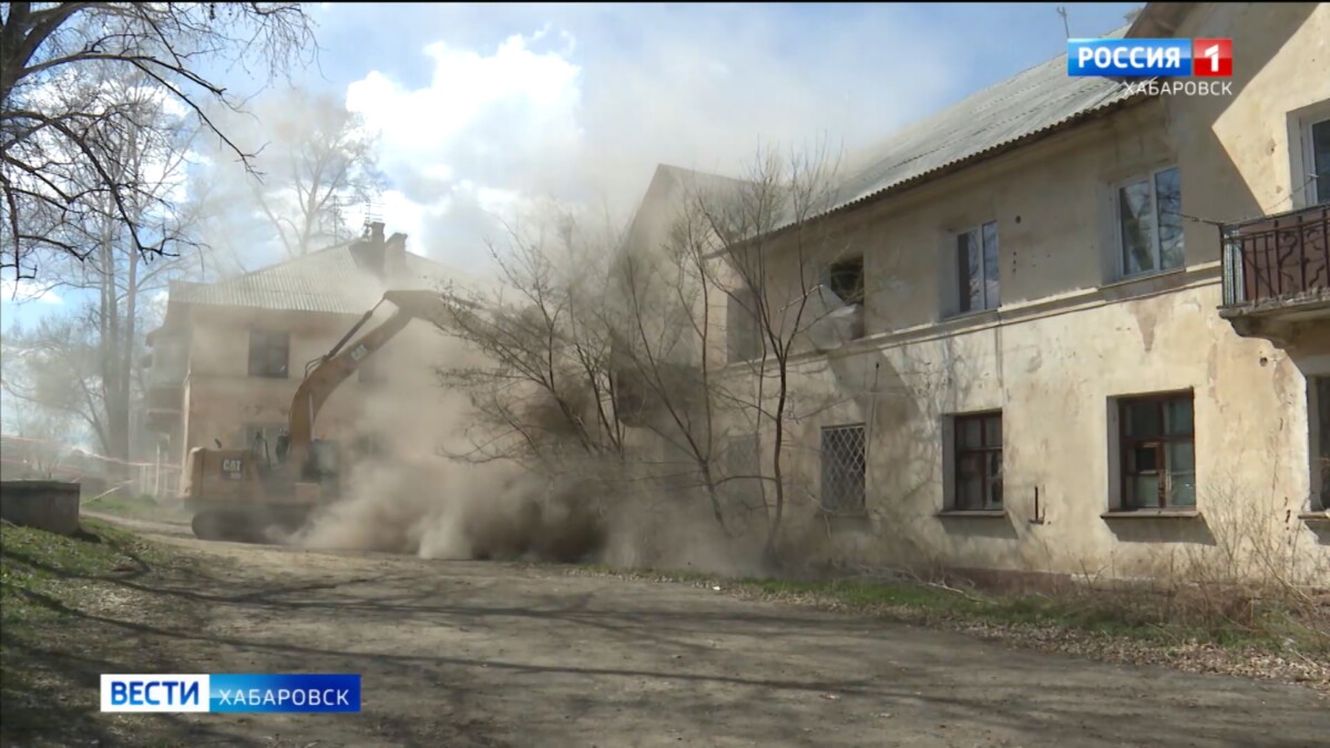 Ещё на один ветхий дом в Хабаровске стало меньше: на Нагорной снесли аварийную «сталинку»