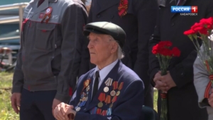 Знамя Победы – одно из самых больших в регионе – развевается в эти дни над заводом в Комсомольске
