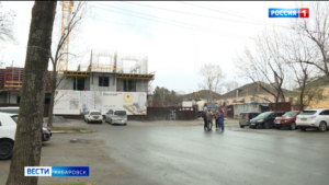 «Не вписывается в архитектуру»: совет дома судится с застройщиком за часть своей территории