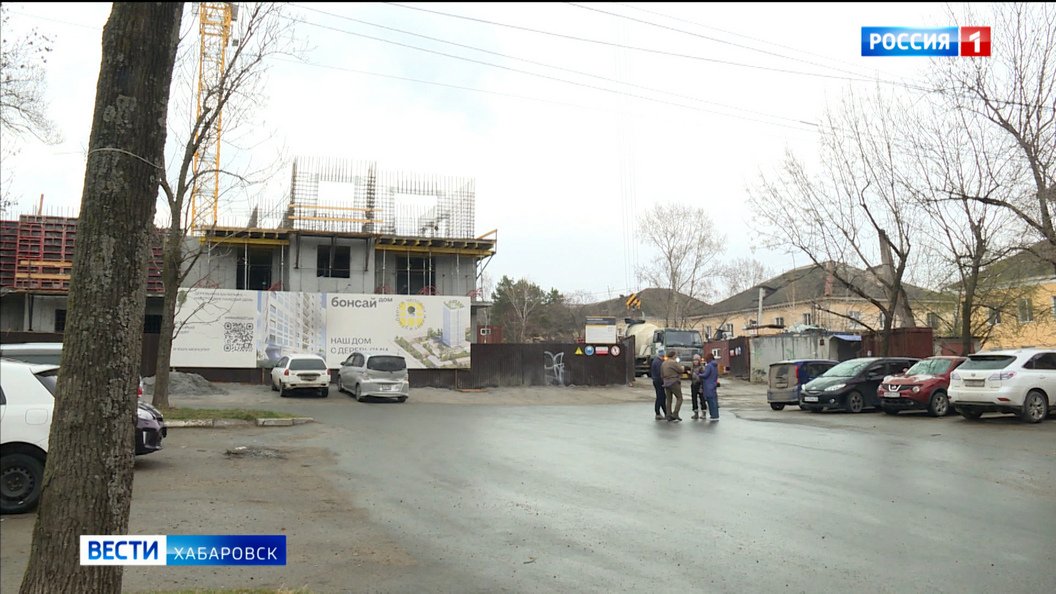 «Не вписывается в архитектуру»: совет дома судится с застройщиком за часть своей территории