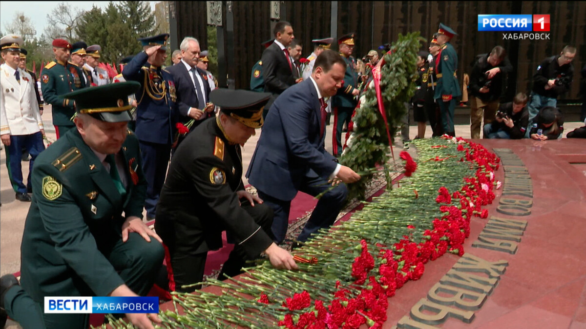 Память героев Великой Отечественной в Хабаровске почтили минутой молчания и возложением цветов