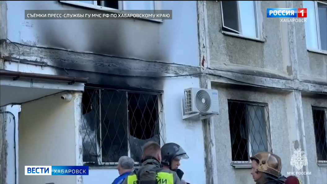 Двух человек спасли хабаровские пожарные при возгорании в многоквартирном доме