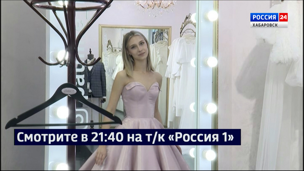 Смотрите в 21:40. Лучшие платья и костюмы выбирают одиннадцатиклассники к выпускному в Платинум Арене