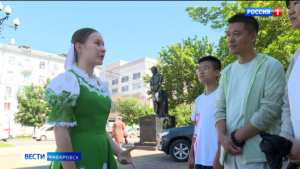 Китайские победители конкурса "Я тоже люблю Пушкина" возложили цветы к памятнику поэта в Хабаровске