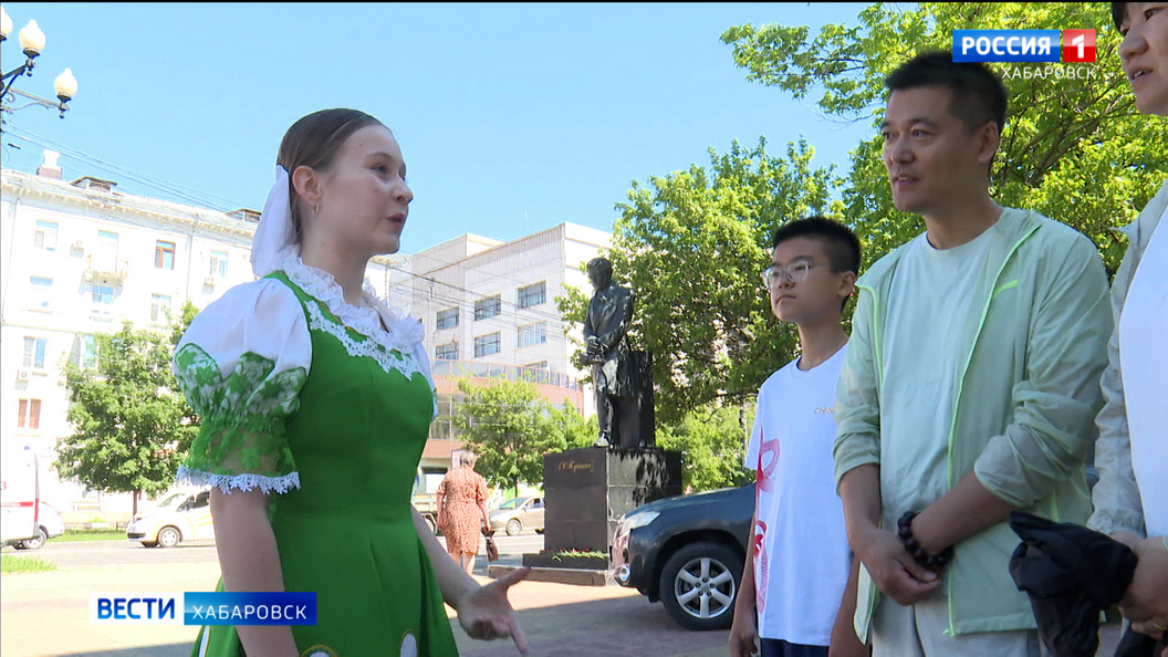 Китайские победители конкурса «Я тоже люблю Пушкина» возложили цветы к памятнику поэта в Хабаровске