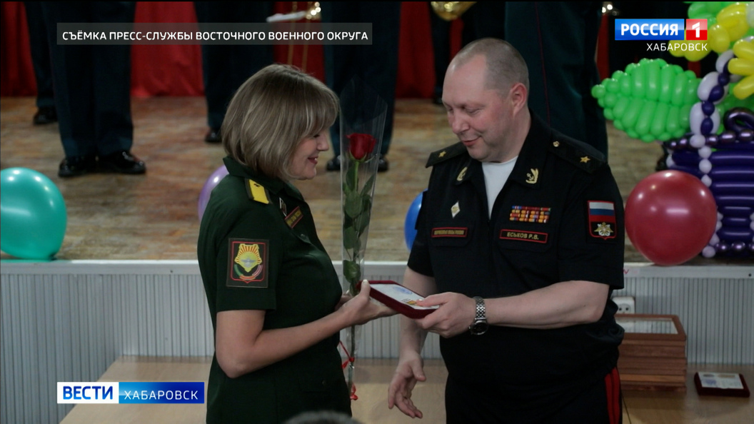 Наградами и праздничным концертом поздравили военных медиков в окружном госпитале Хабаровска