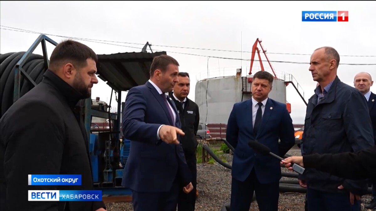 «На топливо будем снимать ограничения»: Дмитрий Демешин лично проверил ход Северного завоза в Охотск