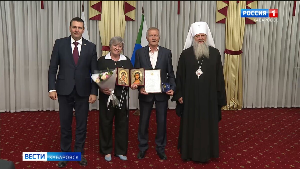 Дмитрий Демешин отметил супружеские пары наградами: «Хабаровский край – край счастливых семей»