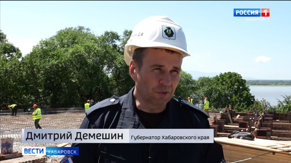 Губернатор проверил ход работ на стройке монумента Победе над Японией: «Это знаковый памятник»