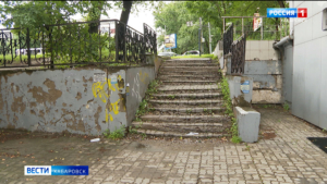В администрации города пообещали отремонтировать разбитую лестницу на улице Серышева
