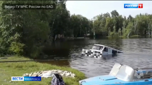 Хабаровские спасатели помогли извлечь с пятиметровой глубины УАЗ на озере под Биробиджаном