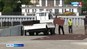 С нижнего яруса Центральной набережной Хабаровска начали убирать шезлонги и тренажёры