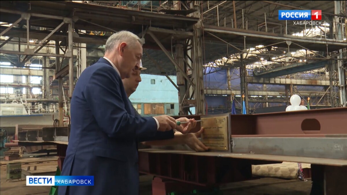Двум дебаркадерам, строящимся на Хабаровском судостроительном, присвоили имена героев-земляков
