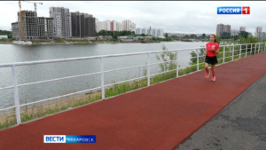 Смотрите в 21:10. Более километра беговой дорожки укладывают на набережной стадиона имени Ленина