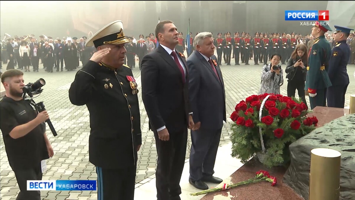 Со слезами на глазах: мемориальный комплекс памяти участников СВО открыли на площади Славы