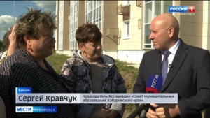 Смотрите в 21:10. Сергей Кравчук: «Сдаём в Бикине первый дом по программе расселения ветхого жилья»