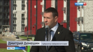 Дмитрий Демешин вручил ключи от квартир первым шести семьям в новом доме на «Ореховой сопке»