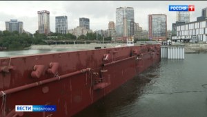 «Вода позволяет провести испытания»: в Хабаровске впервые в истории установили понтон-батопорт