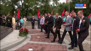 Память погибших на полях Второй Мировой войны почтили в Хабаровске возложением цветов у Вечного огня