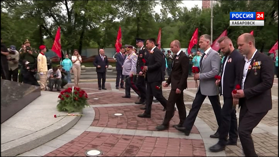 Память погибших на полях Второй Мировой войны почтили в Хабаровске возложением цветов у Вечного огня