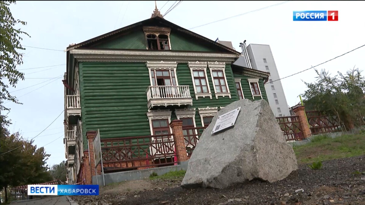 Пожар в историческом здании в центре Хабаровска тушили 15 часов из-за сложной кровли