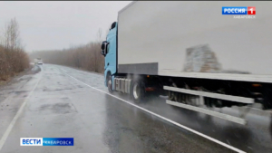 Дождь и первый снег осложнили движение транспорта на дорогах Хабаровского края
